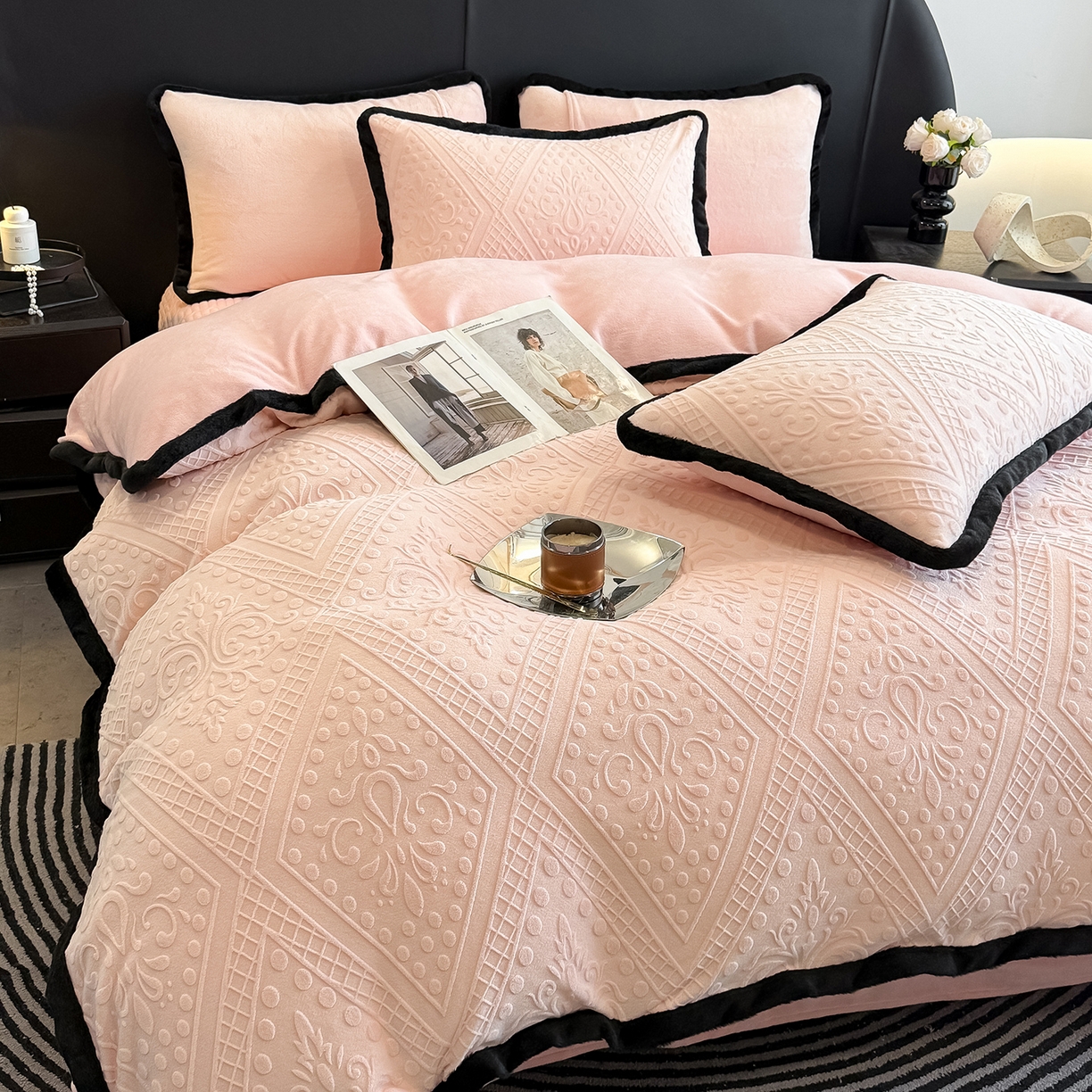 91家纺网 家纺一手货源 找家纺 懒猫家纺 2025新款宽包边雕花绒四件套 欧风镜像-粉