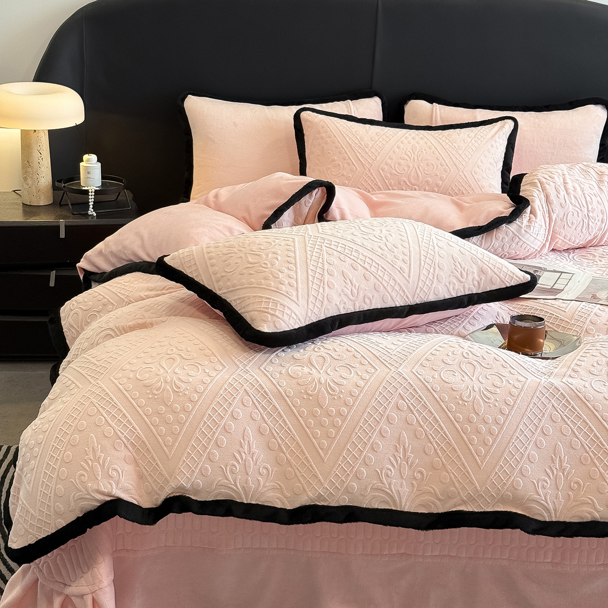 91家纺网 家纺一手货源 找家纺 懒猫家纺 2025新款宽包边雕花绒四件套 欧风镜像-粉