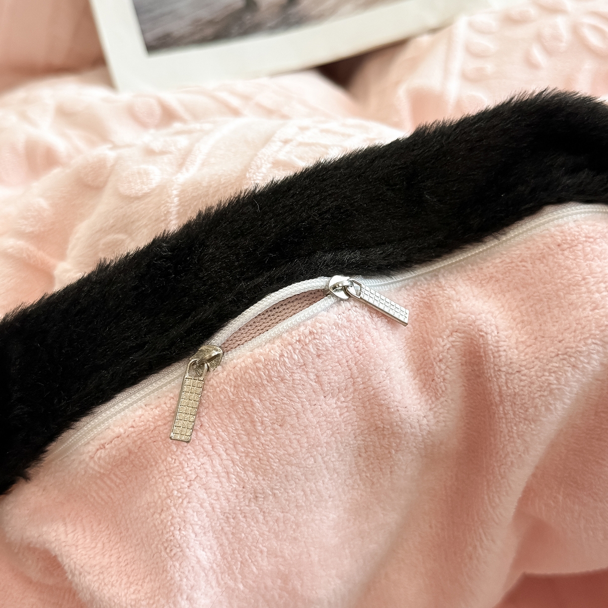 91家纺网 家纺一手货源 找家纺 懒猫家纺 2025新款宽包边雕花绒四件套 欧风镜像-粉