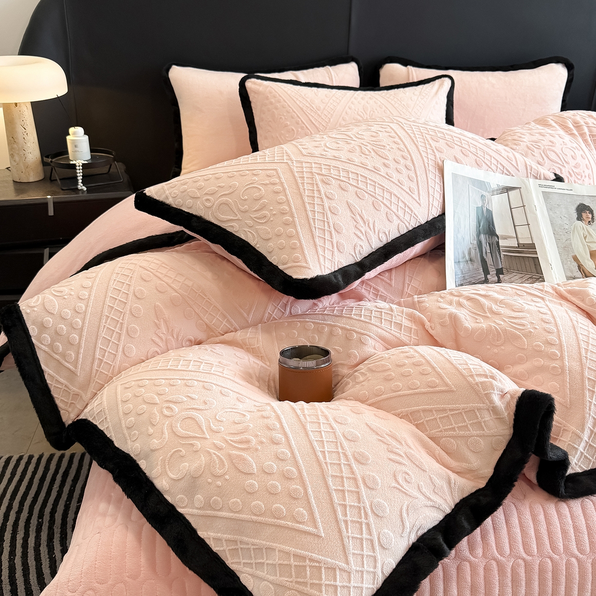 91家纺网 家纺一手货源 找家纺 懒猫家纺 2025新款宽包边雕花绒四件套 欧风镜像-粉