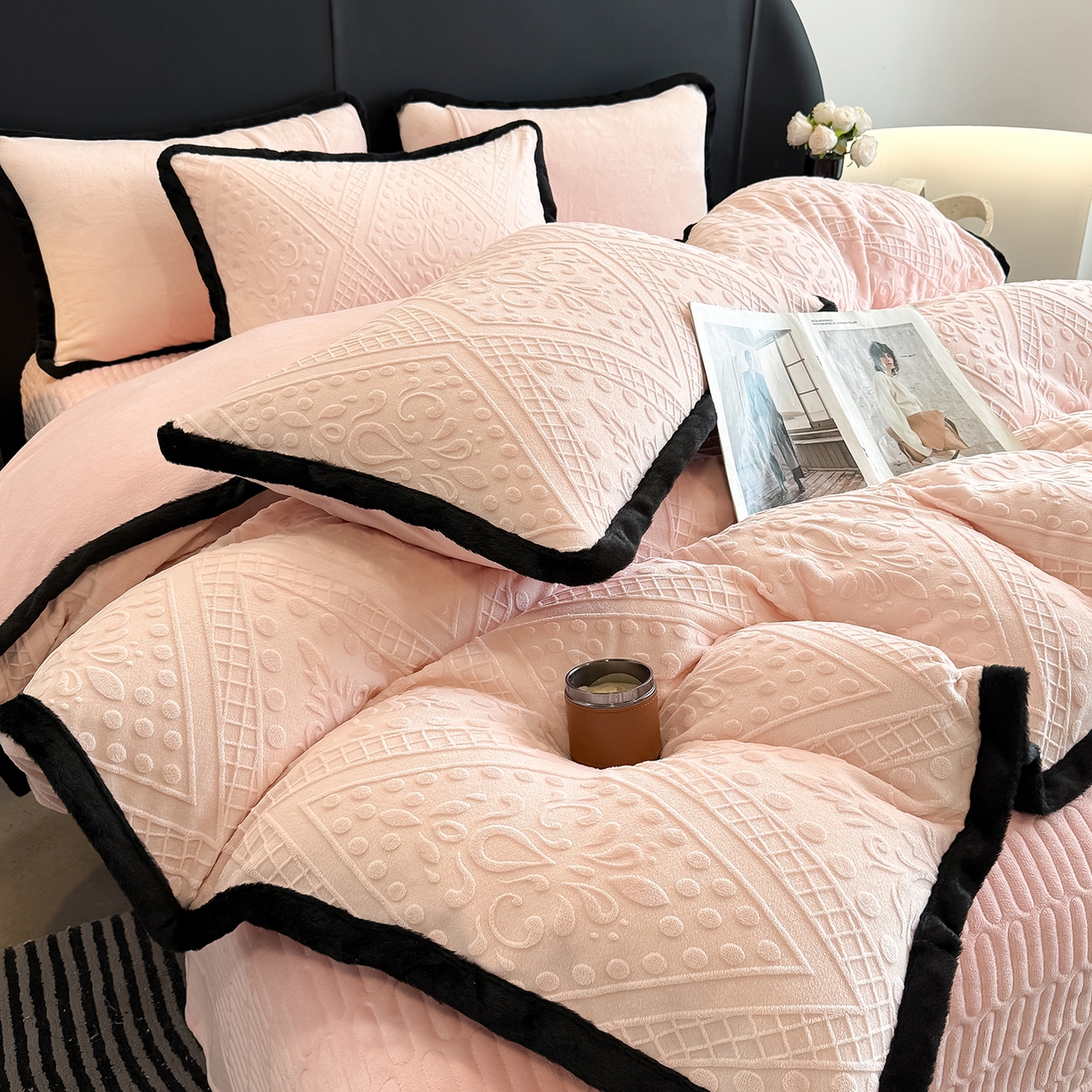 91家纺网 家纺一手货源 找家纺 懒猫家纺 2025新款宽包边雕花绒四件套 欧风镜像-粉