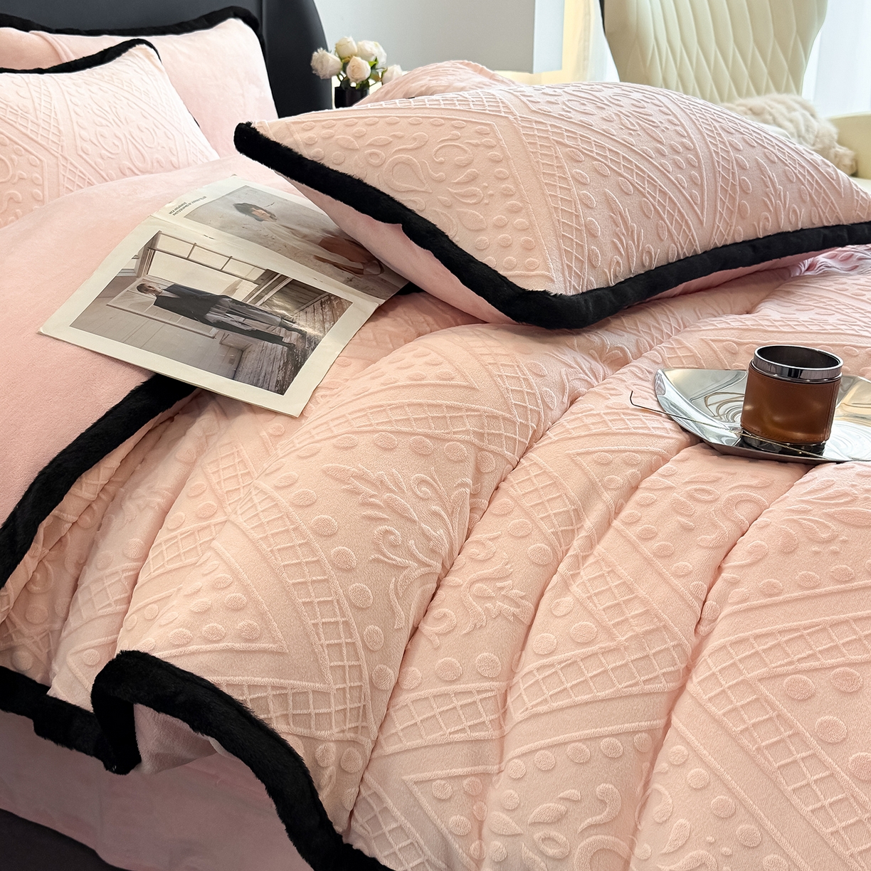 91家纺网 家纺一手货源 找家纺 懒猫家纺 2025新款宽包边雕花绒四件套 欧风镜像-粉