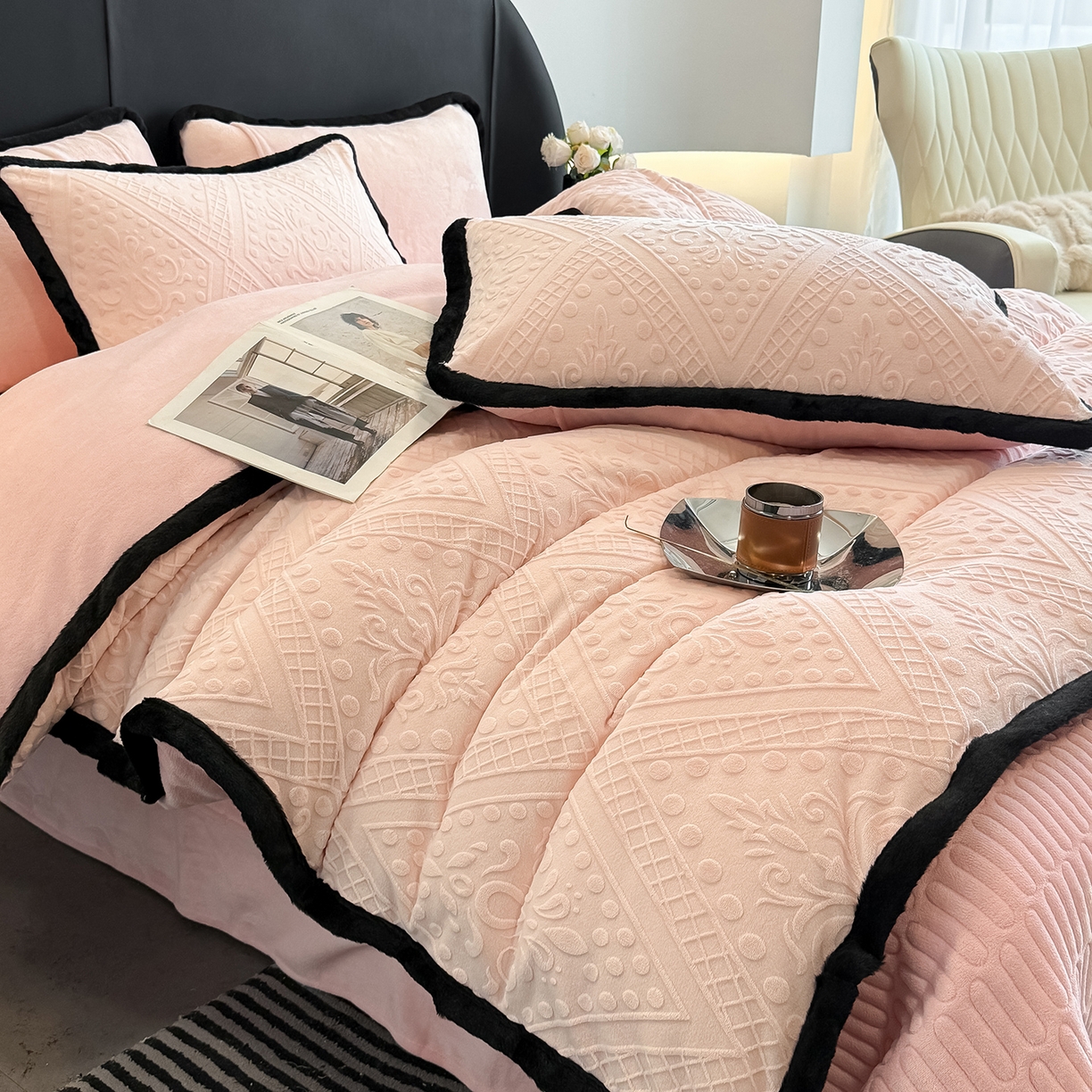 91家纺网 家纺一手货源 找家纺 懒猫家纺 2025新款宽包边雕花绒四件套 欧风镜像-粉