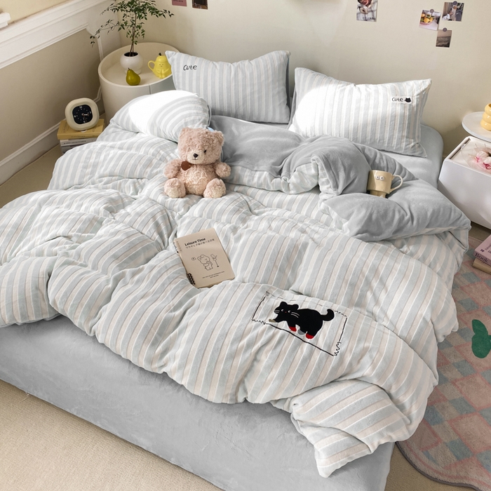 91家纺网 家纺一手货源 找家纺 小叮当家纺仓储工厂店 买家秀 爆款花型2025新款小清新绣花四件套系列-永恒韵律 永恒韵律-灰喵喵