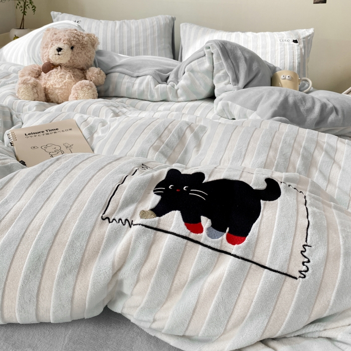 91家纺网 家纺一手货源 找家纺 小叮当家纺仓储工厂店 买家秀 爆款花型2025新款小清新绣花四件套系列-永恒韵律 永恒韵律-灰喵喵