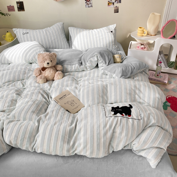 91家纺网 家纺一手货源 找家纺 小叮当家纺仓储工厂店 买家秀 爆款花型2025新款小清新绣花四件套系列-永恒韵律 永恒韵律-灰喵喵