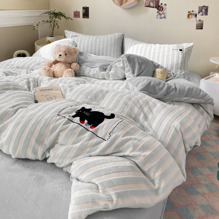 91家纺网 家纺一手货源 找家纺 小叮当家纺仓储工厂店 买家秀 爆款花型2025新款小清新绣花四件套系列-永恒韵律 永恒韵律-灰喵喵