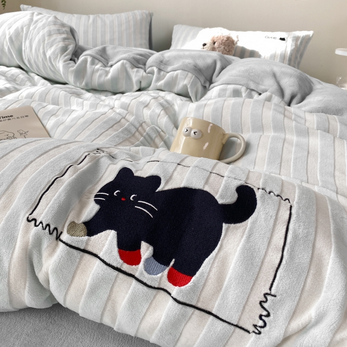 91家纺网 家纺一手货源 找家纺 小叮当家纺仓储工厂店 买家秀 爆款花型2025新款小清新绣花四件套系列-永恒韵律 永恒韵律-灰喵喵