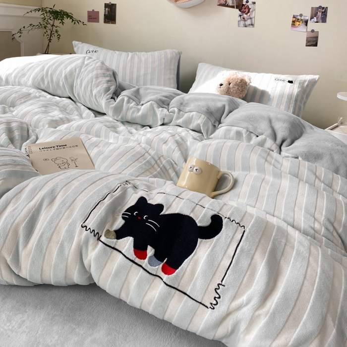 91家纺网 家纺一手货源 找家纺 小叮当家纺仓储工厂店 买家秀 爆款花型2025新款小清新绣花四件套系列-永恒韵律 永恒韵律-灰喵喵