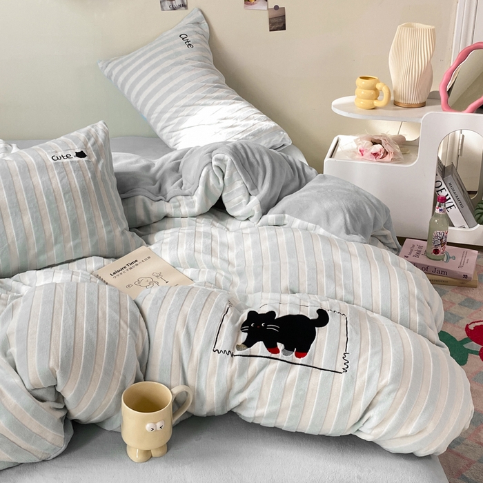 91家纺网 家纺一手货源 找家纺 小叮当家纺仓储工厂店 买家秀 爆款花型2025新款小清新绣花四件套系列-永恒韵律 永恒韵律-灰喵喵