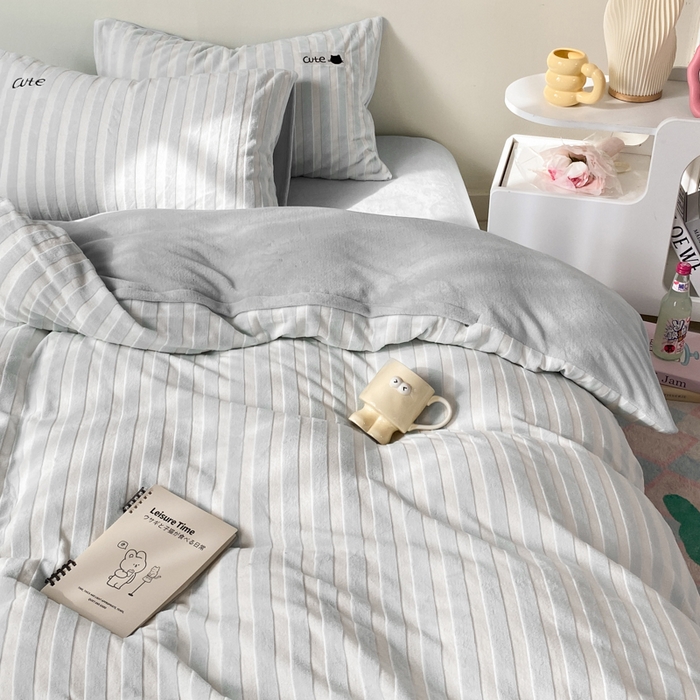 91家纺网 家纺一手货源 找家纺 小叮当家纺仓储工厂店 买家秀 爆款花型2025新款小清新绣花四件套系列-永恒韵律 永恒韵律-灰喵喵