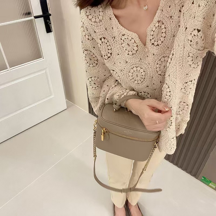 91家纺网 家纺一手货源 找家纺 （总）洛兰沙家居馆 只代发 新款轻奢减龄甜美软糯镂空圆领毛衣女重工钩花喇叭袖宽松套头上衣