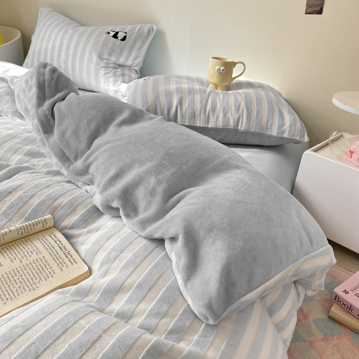 91家纺网 家纺一手货源 找家纺 小叮当家纺仓储工厂店 买家秀 爆款花型2025新款小清新绣花四件套系列-永恒韵律 永恒韵律-灰胖胖