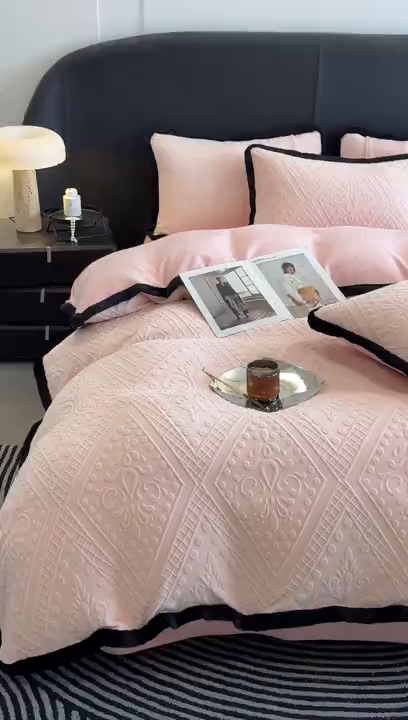 91家纺网 家纺一手货源 找家纺 懒猫家纺 2025新款宽包边雕花绒四件套 欧风镜像-粉