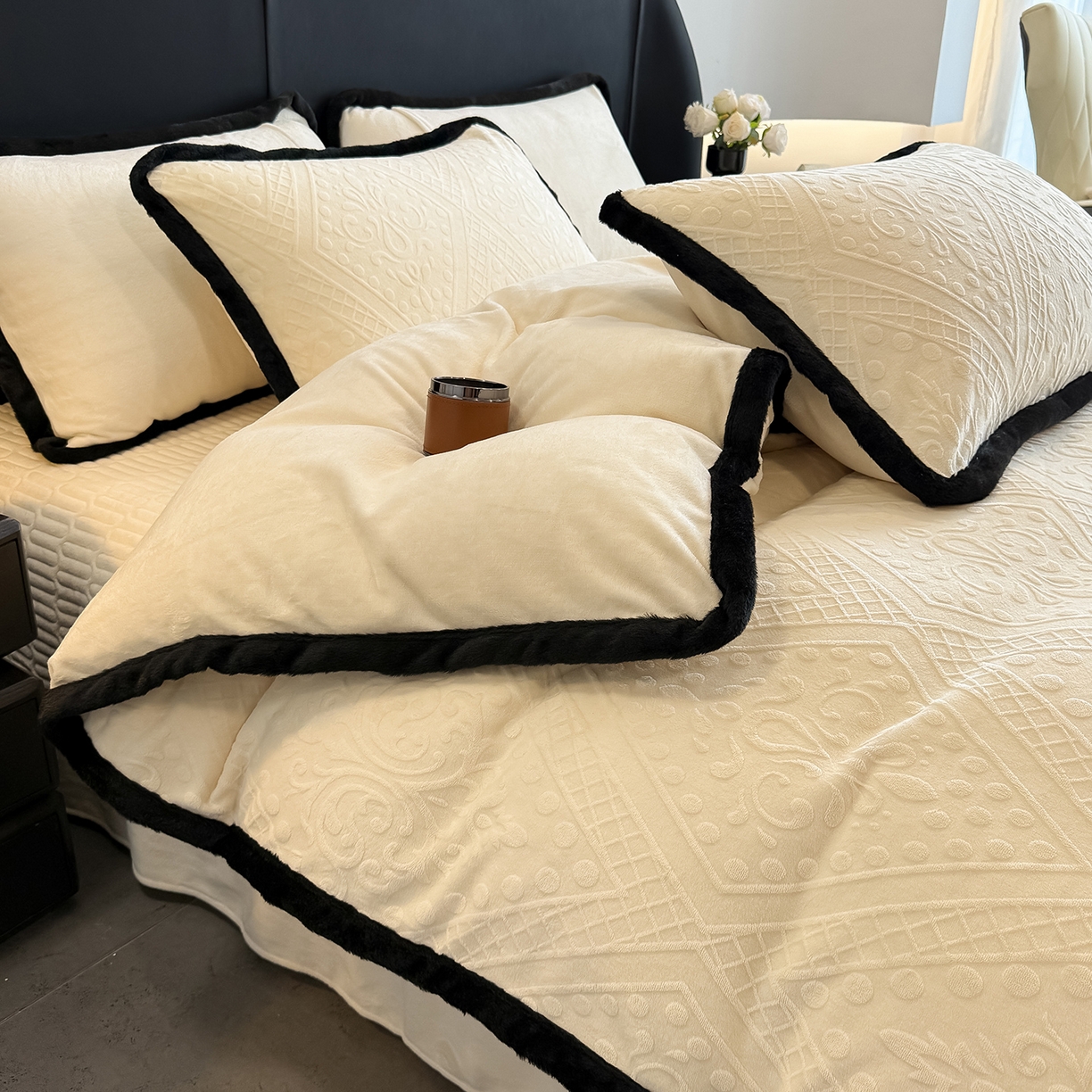 91家纺网 家纺一手货源 找家纺 懒猫家纺 2025新款宽包边雕花绒四件套 欧风镜像-黄