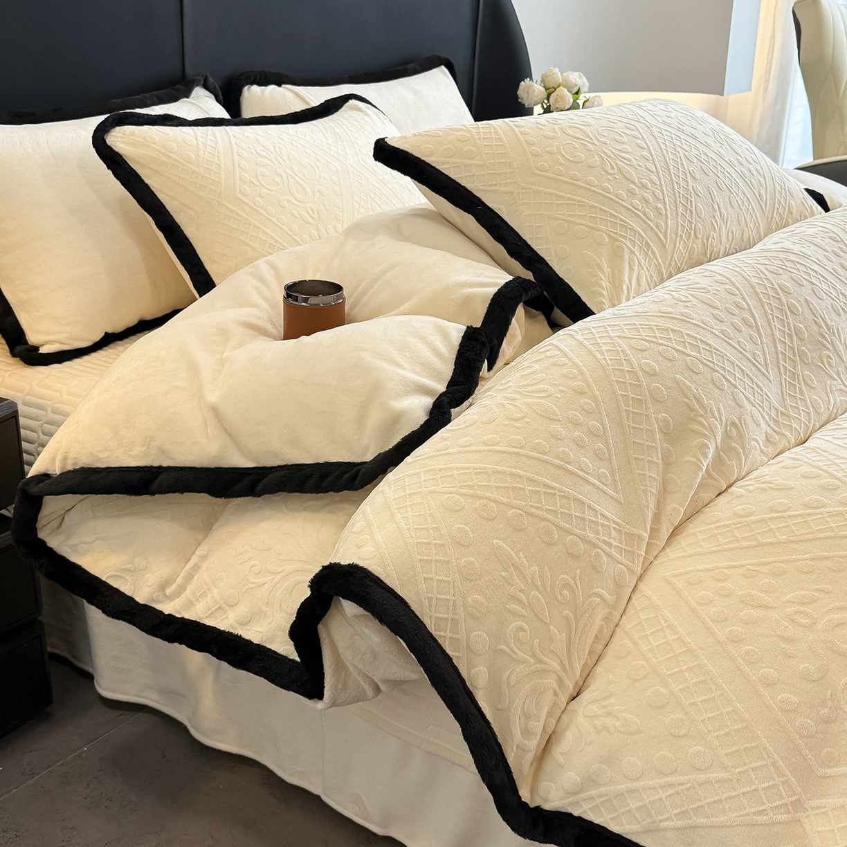 91家纺网 家纺一手货源 找家纺 懒猫家纺 2025新款宽包边雕花绒四件套 欧风镜像-黄