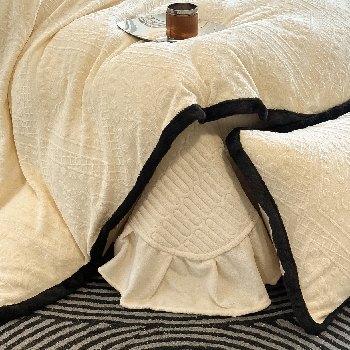 91家纺网 家纺一手货源 找家纺 懒猫家纺 2025新款宽包边雕花绒四件套 欧风镜像-黄