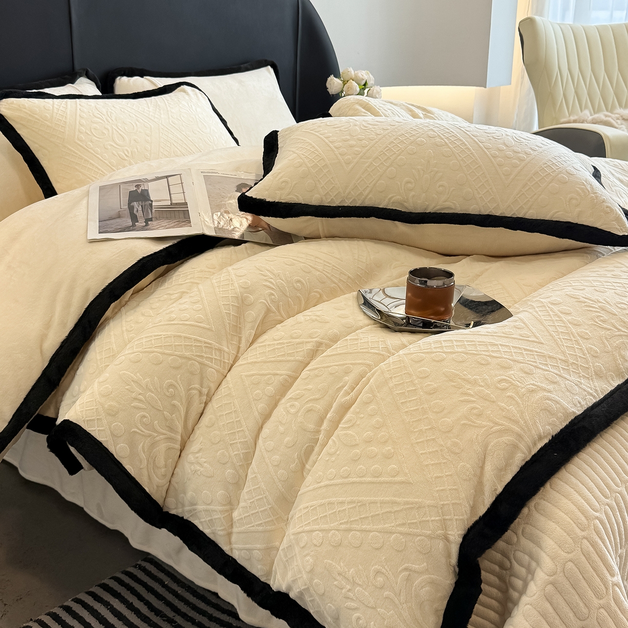 91家纺网 家纺一手货源 找家纺 懒猫家纺 2025新款宽包边雕花绒四件套 欧风镜像-黄