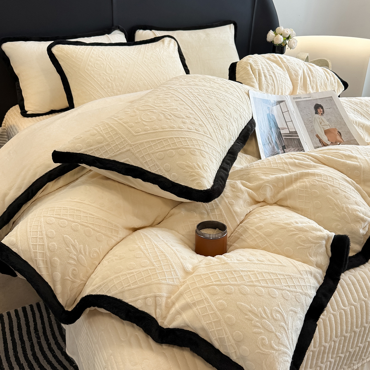 91家纺网 家纺一手货源 找家纺 懒猫家纺 2025新款宽包边雕花绒四件套 欧风镜像-黄