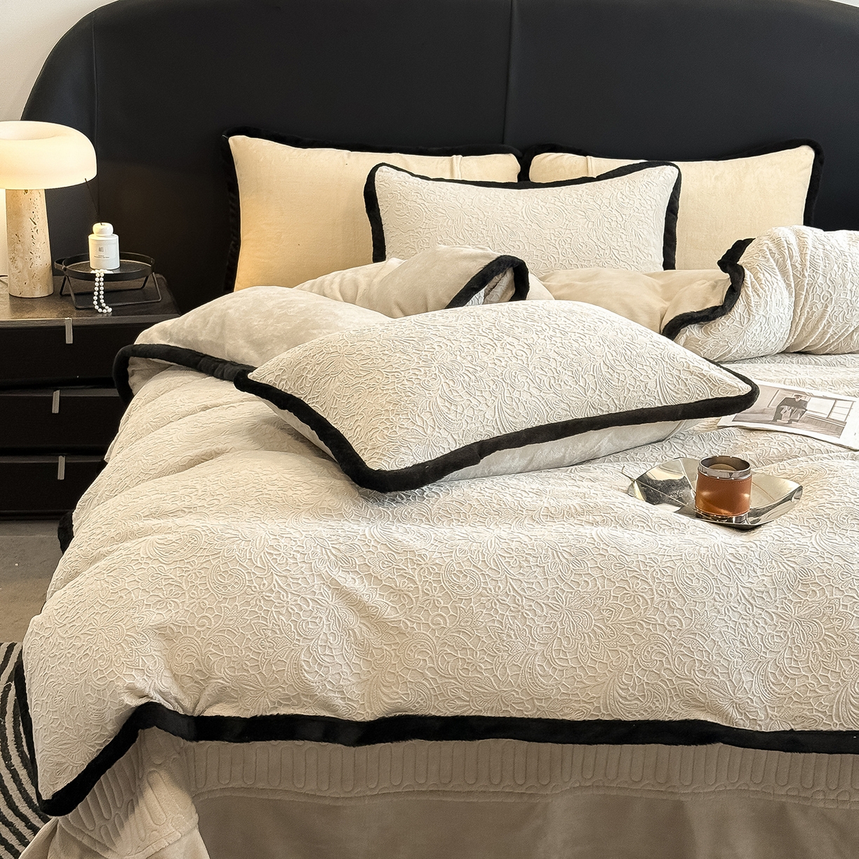 91家纺网 家纺一手货源 找家纺 懒猫家纺 2025新款宽包边雕花绒四件套 千语千叶-黄