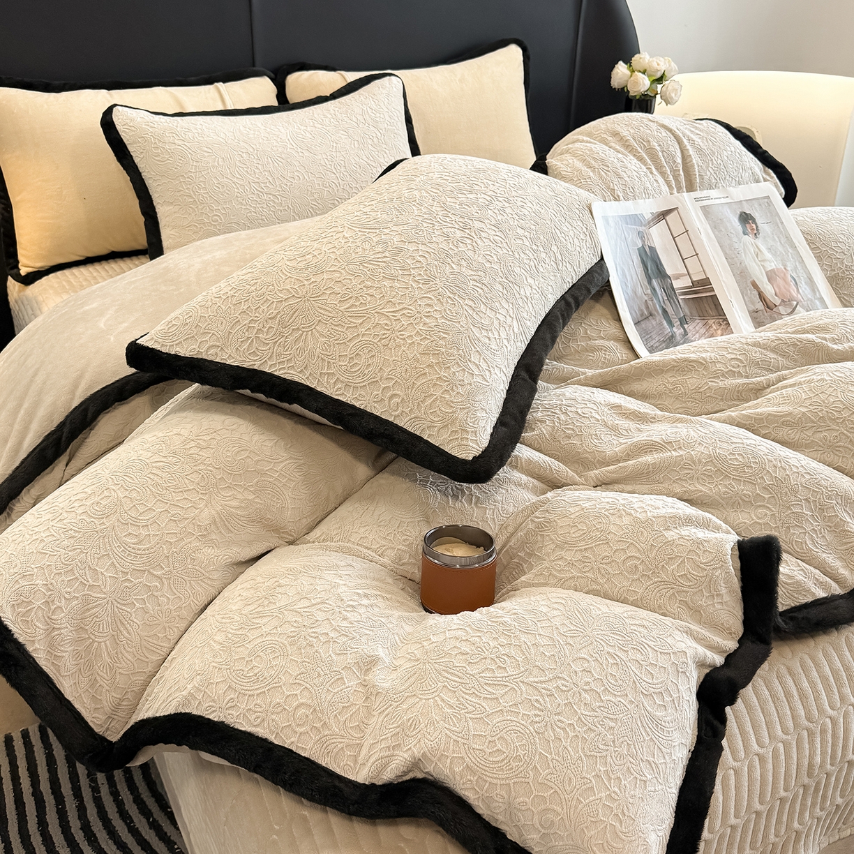 91家纺网 家纺一手货源 找家纺 懒猫家纺 2025新款宽包边雕花绒四件套 千语千叶-黄