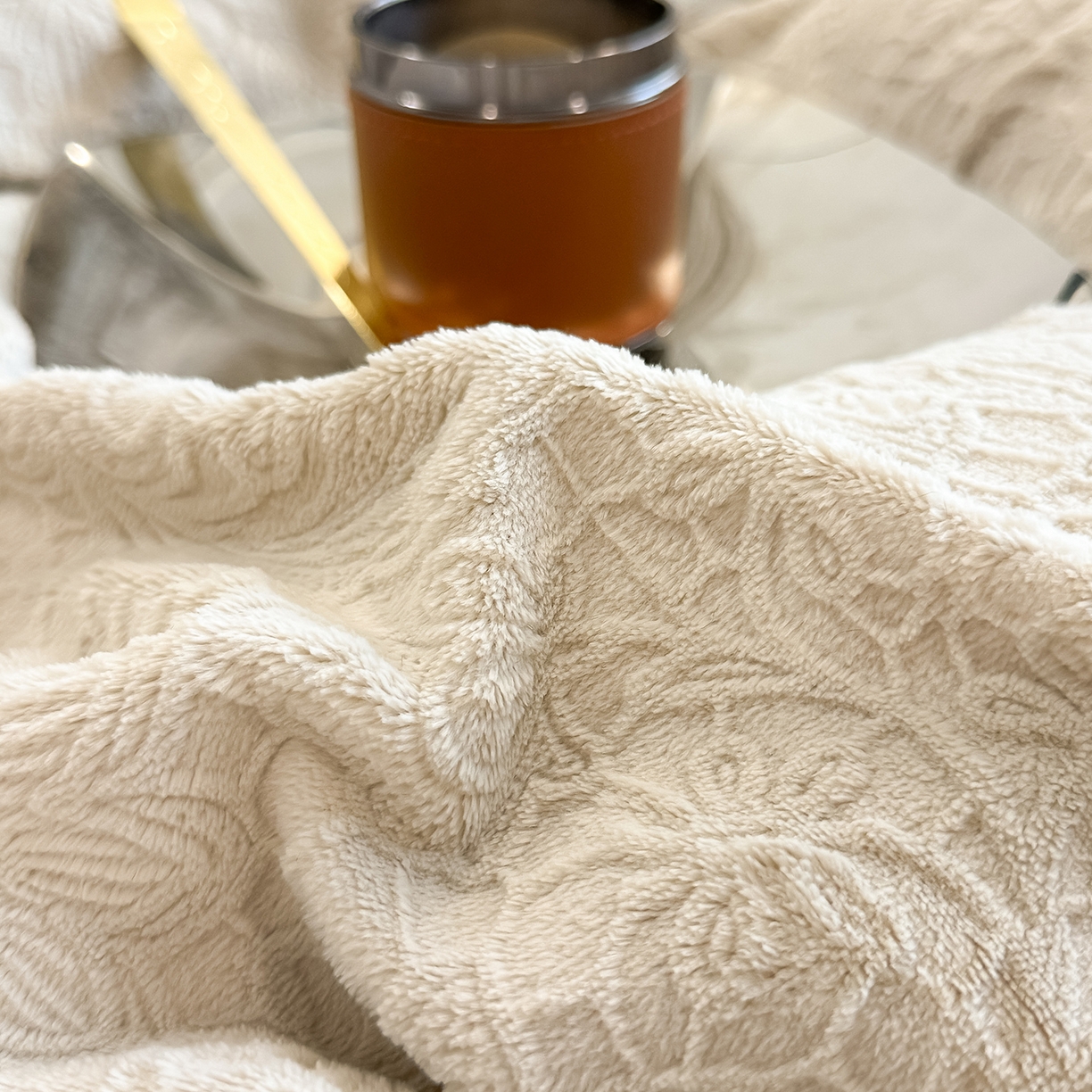 91家纺网 家纺一手货源 找家纺 懒猫家纺 2025新款宽包边雕花绒四件套 千语千叶-黄