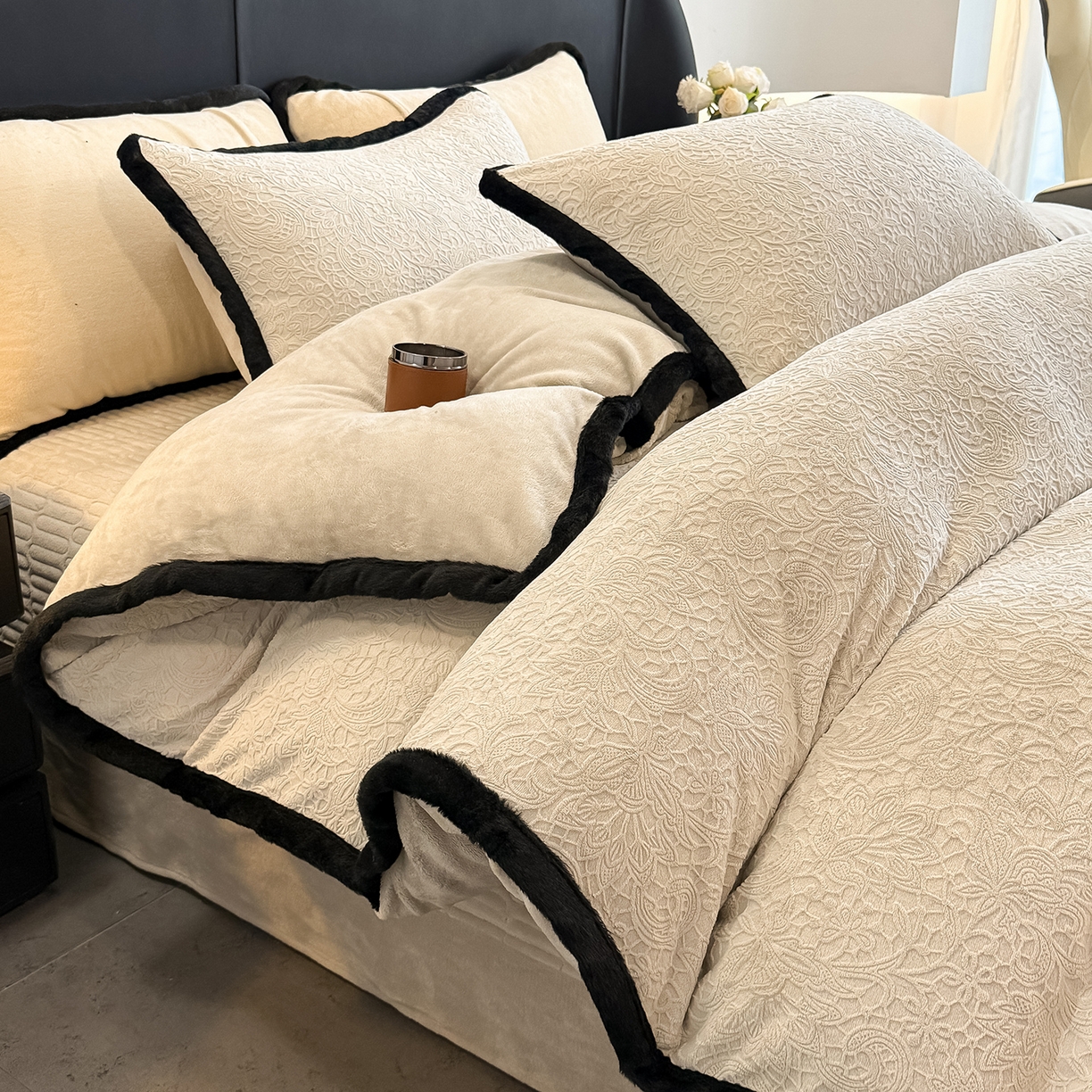 91家纺网 家纺一手货源 找家纺 懒猫家纺 2025新款宽包边雕花绒四件套 千语千叶-黄