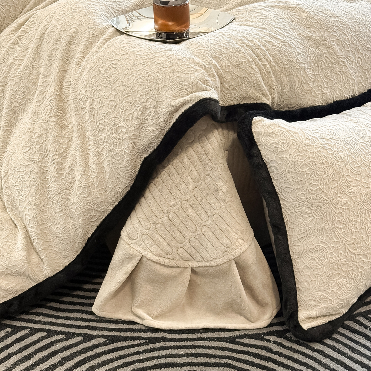 91家纺网 家纺一手货源 找家纺 懒猫家纺 2025新款宽包边雕花绒四件套 千语千叶-黄