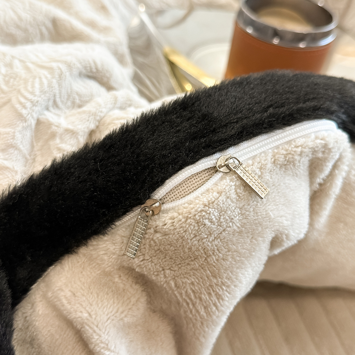 91家纺网 家纺一手货源 找家纺 懒猫家纺 2025新款宽包边雕花绒四件套 千语千叶-黄