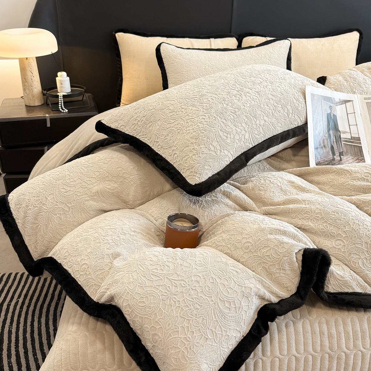 91家纺网 家纺一手货源 找家纺 懒猫家纺 2025新款宽包边雕花绒四件套 千语千叶-黄