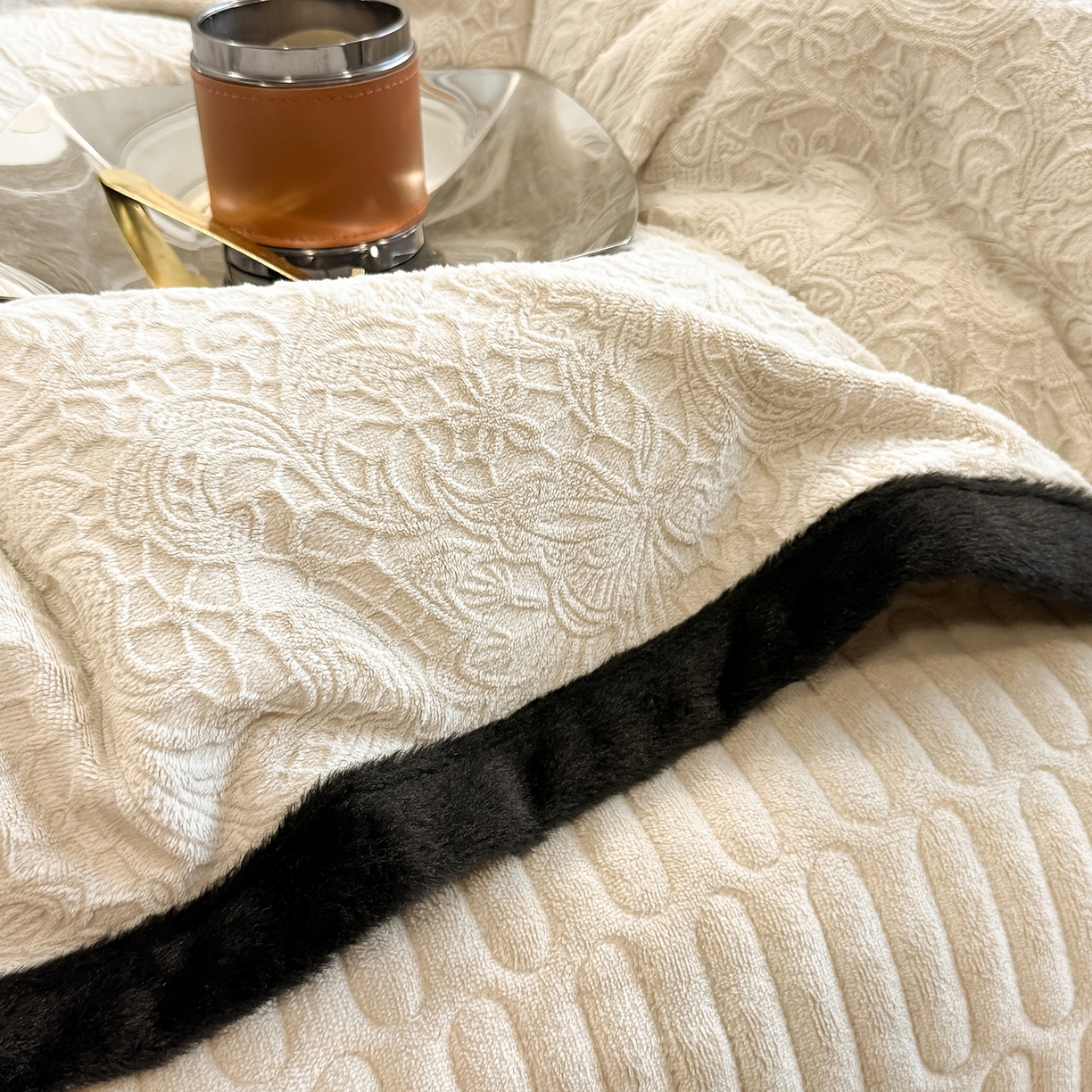 91家纺网 家纺一手货源 找家纺 懒猫家纺 2025新款宽包边雕花绒四件套 千语千叶-黄