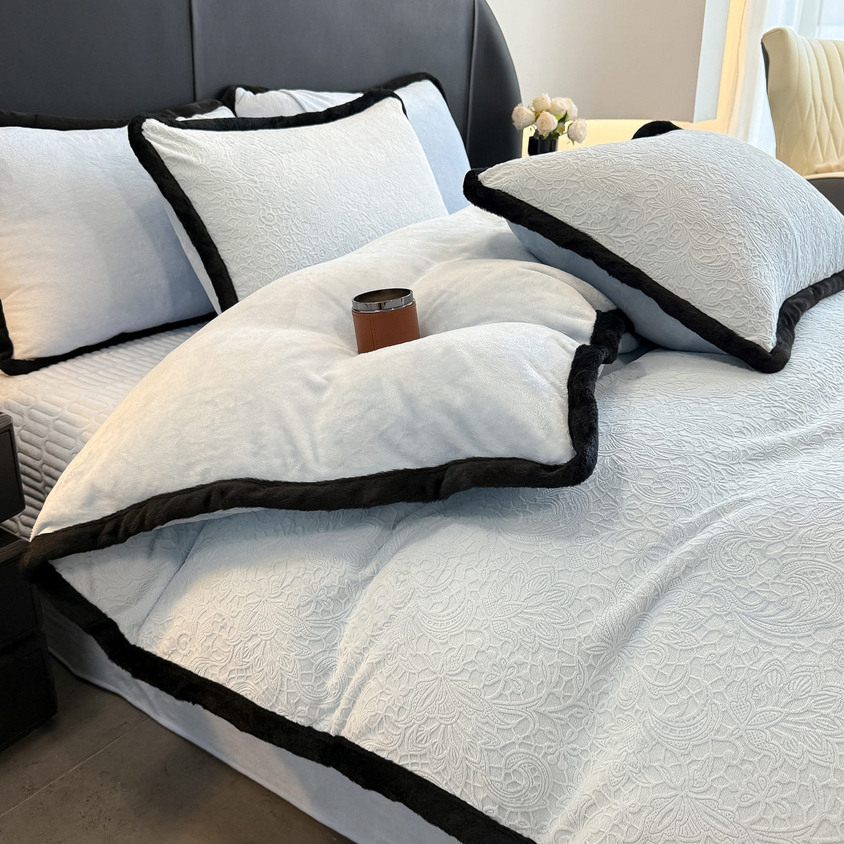 91家纺网 家纺一手货源 找家纺 懒猫家纺 2025新款宽包边雕花绒四件套 千语千叶-蓝