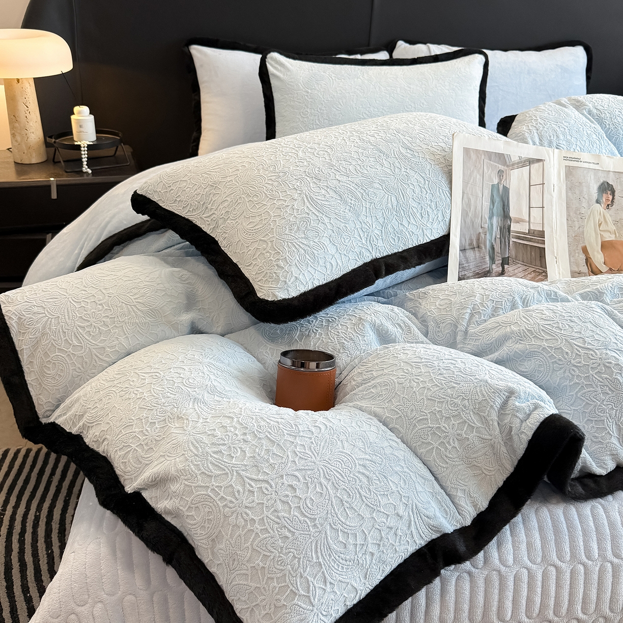 91家纺网 家纺一手货源 找家纺 懒猫家纺 2025新款宽包边雕花绒四件套 千语千叶-蓝