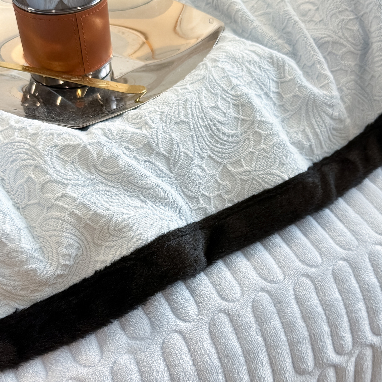 91家纺网 家纺一手货源 找家纺 懒猫家纺 2025新款宽包边雕花绒四件套 千语千叶-蓝