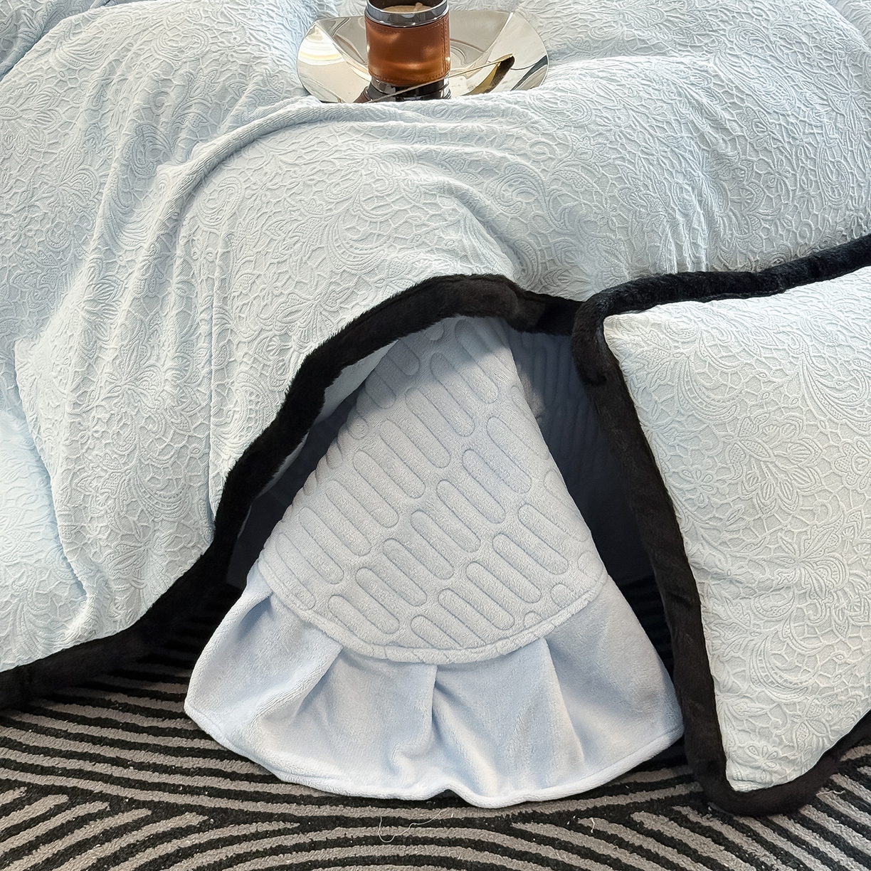 91家纺网 家纺一手货源 找家纺 懒猫家纺 2025新款宽包边雕花绒四件套 千语千叶-蓝