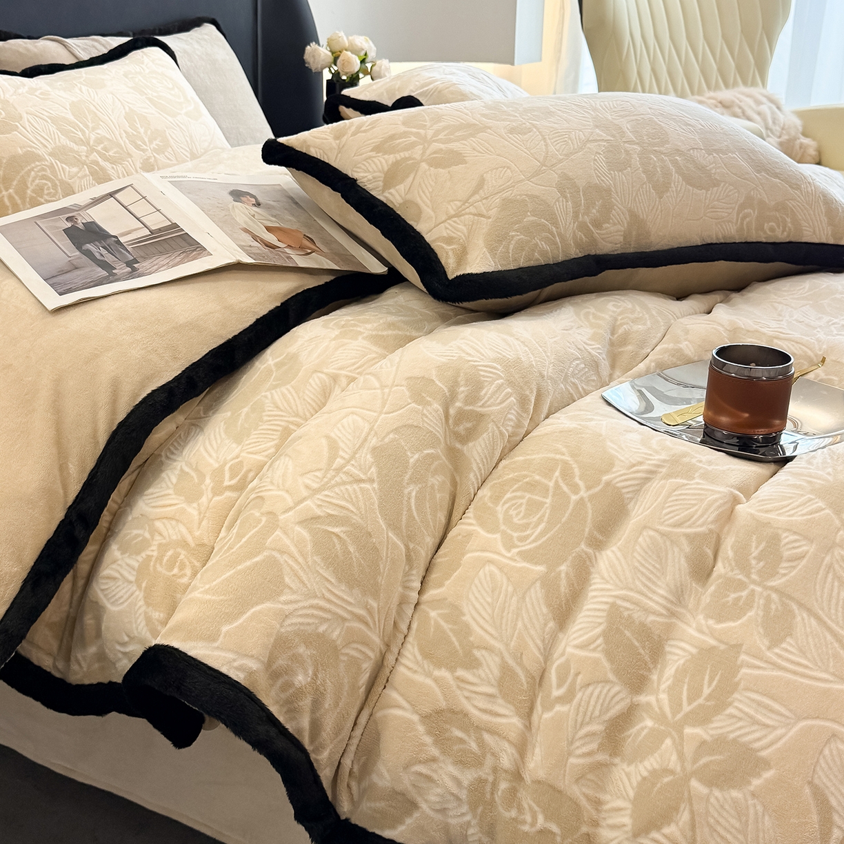 91家纺网 家纺一手货源 找家纺 懒猫家纺 2025新款宽包边雕花绒四件套 柔曼花踪