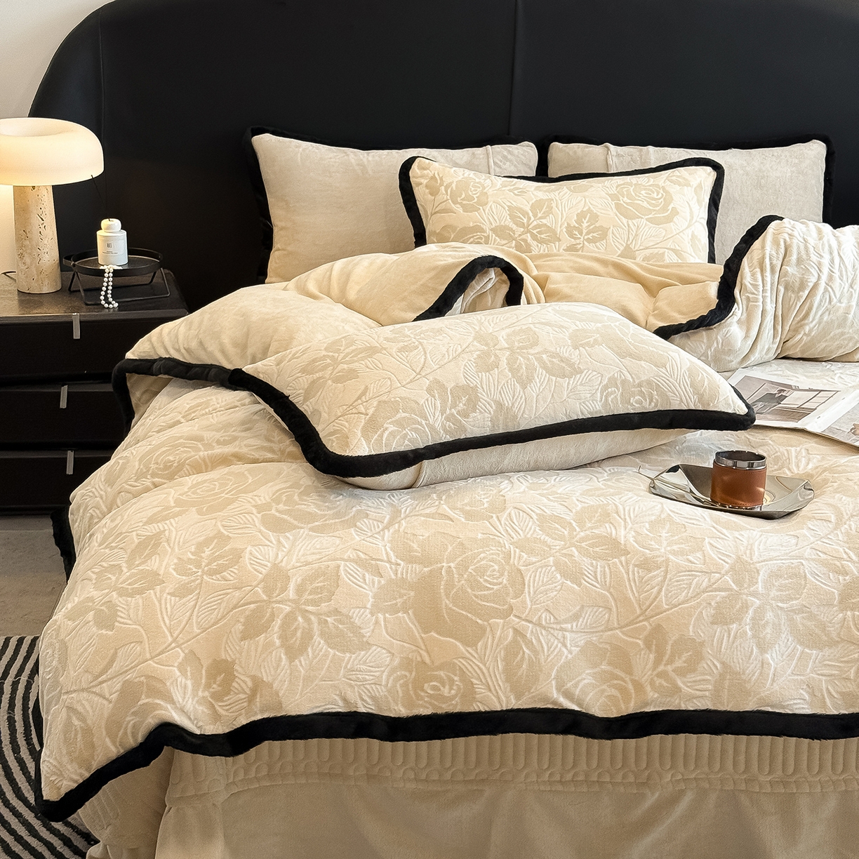 91家纺网 家纺一手货源 找家纺 懒猫家纺 2025新款宽包边雕花绒四件套 柔曼花踪