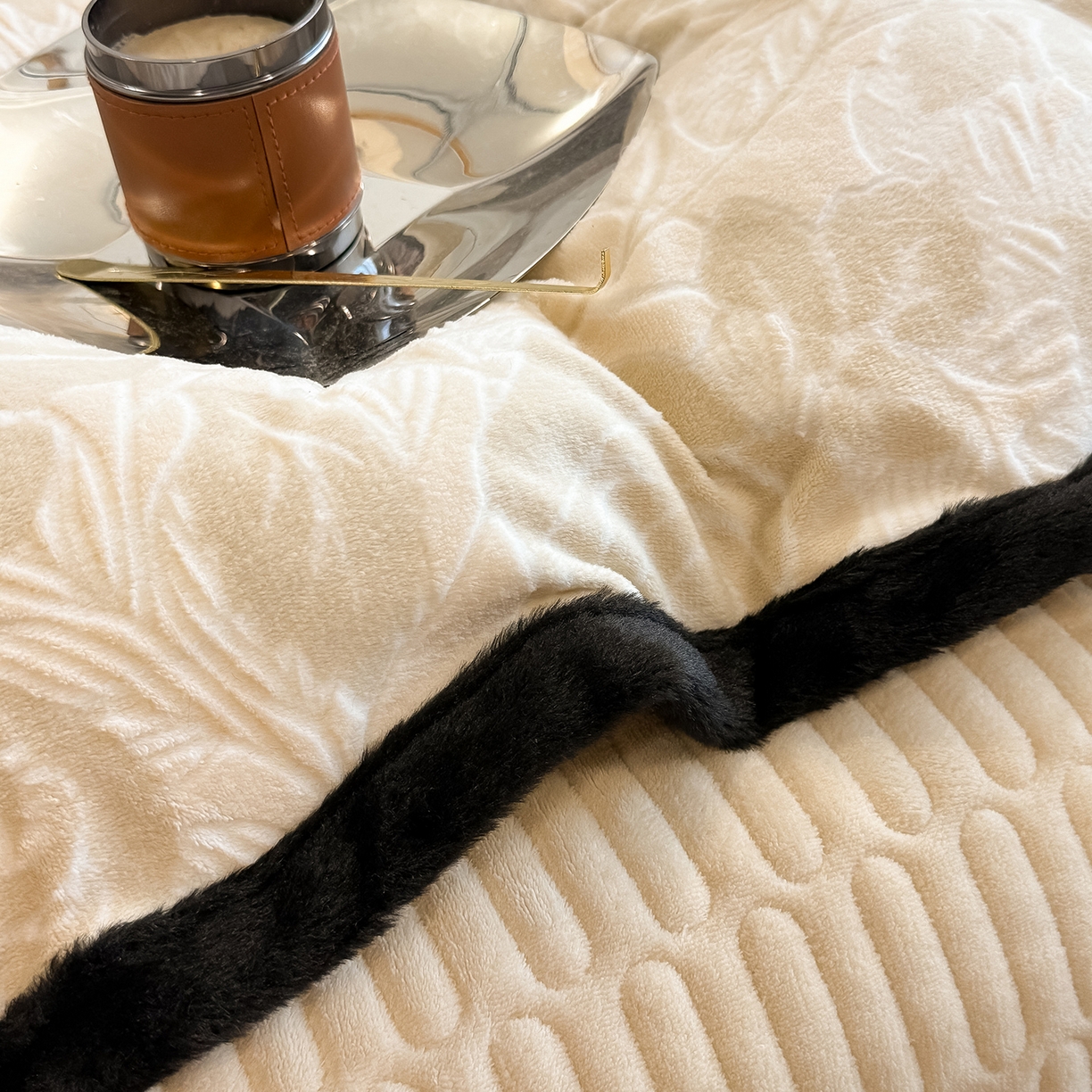 91家纺网 家纺一手货源 找家纺 懒猫家纺 2025新款宽包边雕花绒四件套 柔曼花踪