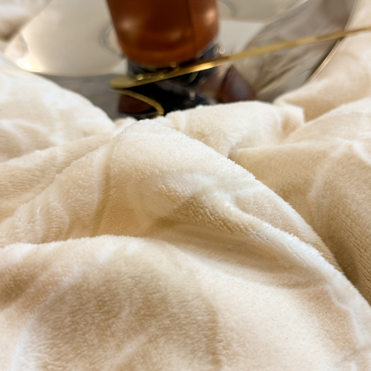 91家纺网 家纺一手货源 找家纺 懒猫家纺 2025新款宽包边雕花绒四件套 柔曼花踪