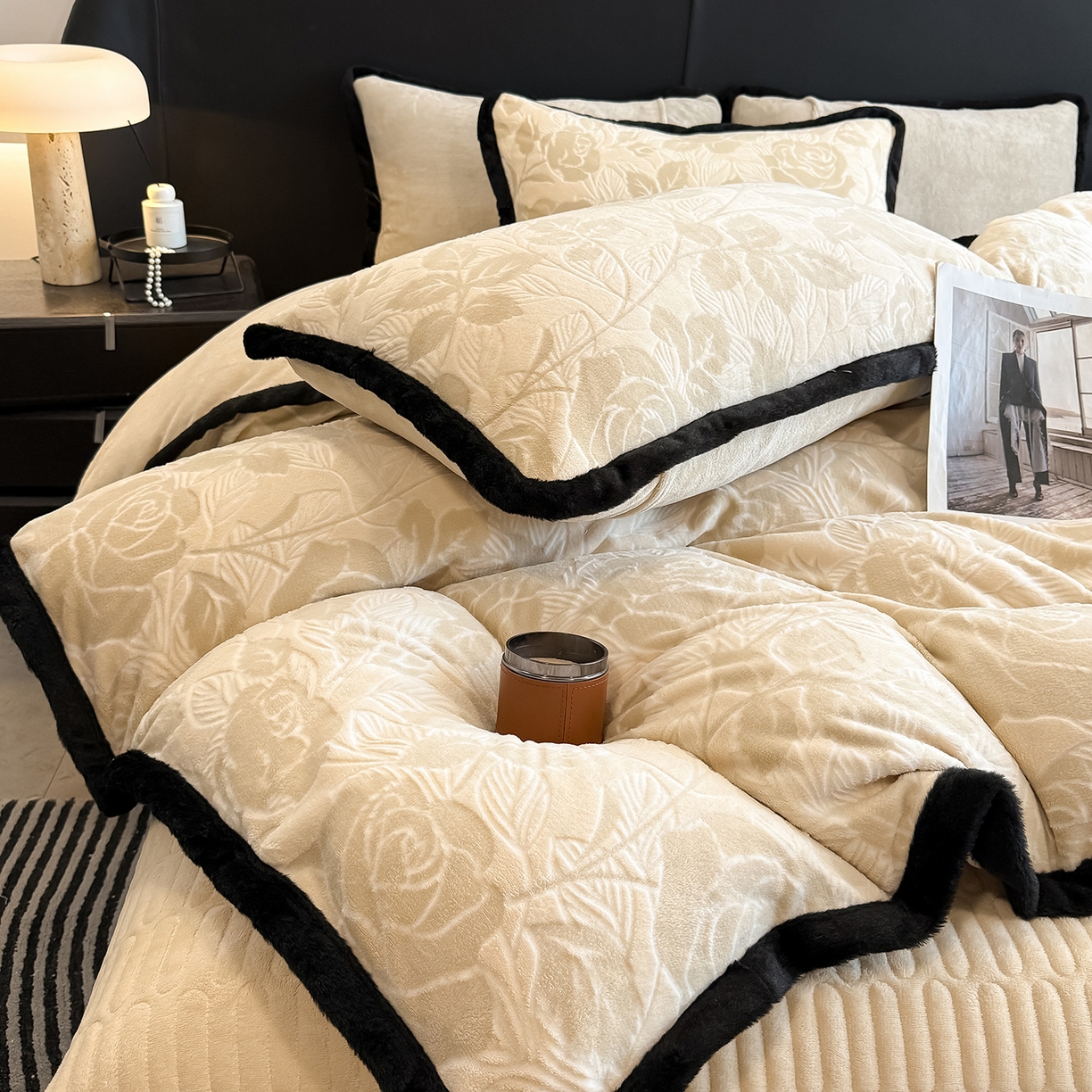 91家纺网 家纺一手货源 找家纺 懒猫家纺 2025新款宽包边雕花绒四件套 柔曼花踪