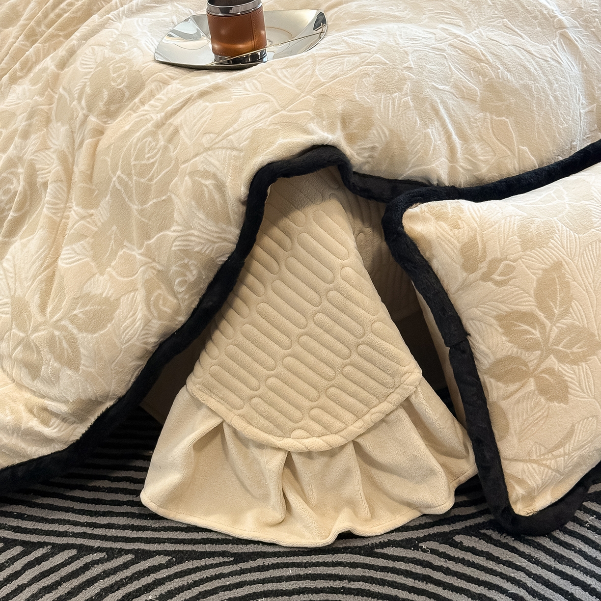 91家纺网 家纺一手货源 找家纺 懒猫家纺 2025新款宽包边雕花绒四件套 柔曼花踪