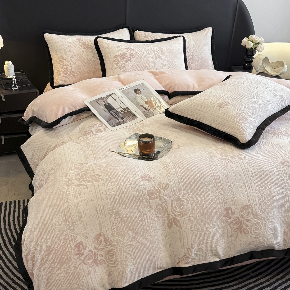 91家纺网 家纺一手货源 找家纺 懒猫家纺 2025新款宽包边雕花绒四件套 寻觅花影