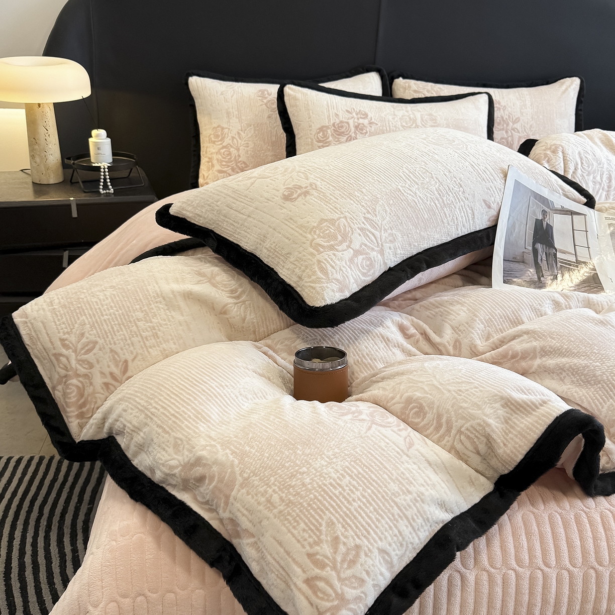 91家纺网 家纺一手货源 找家纺 懒猫家纺 2025新款宽包边雕花绒四件套 寻觅花影