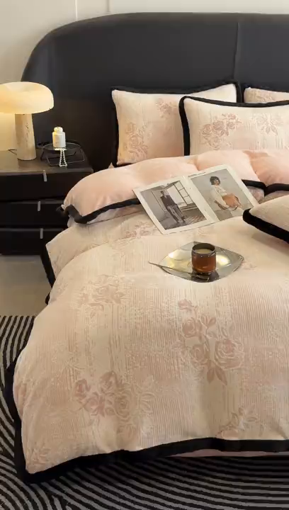 91家纺网 家纺一手货源 找家纺 懒猫家纺 2025新款宽包边雕花绒四件套 寻觅花影