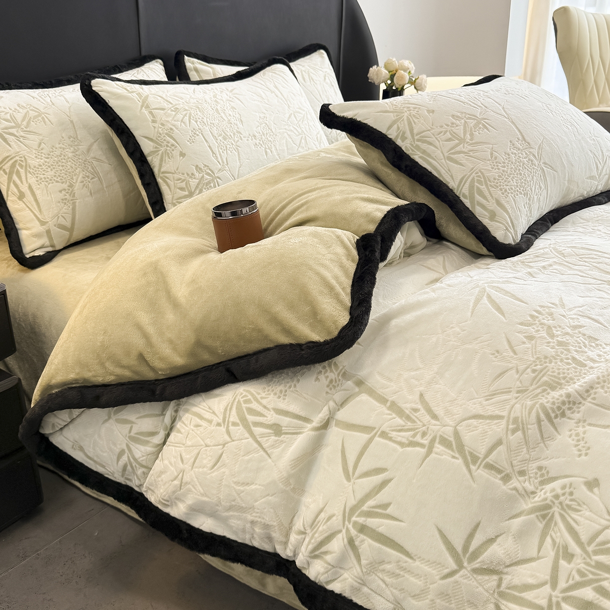 91家纺网 家纺一手货源 找家纺 懒猫家纺 2025新款宽包边雕花绒四件套 竹叶清风