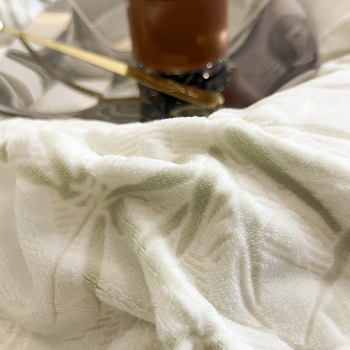 91家纺网 家纺一手货源 找家纺 懒猫家纺 2025新款宽包边雕花绒四件套 竹叶清风