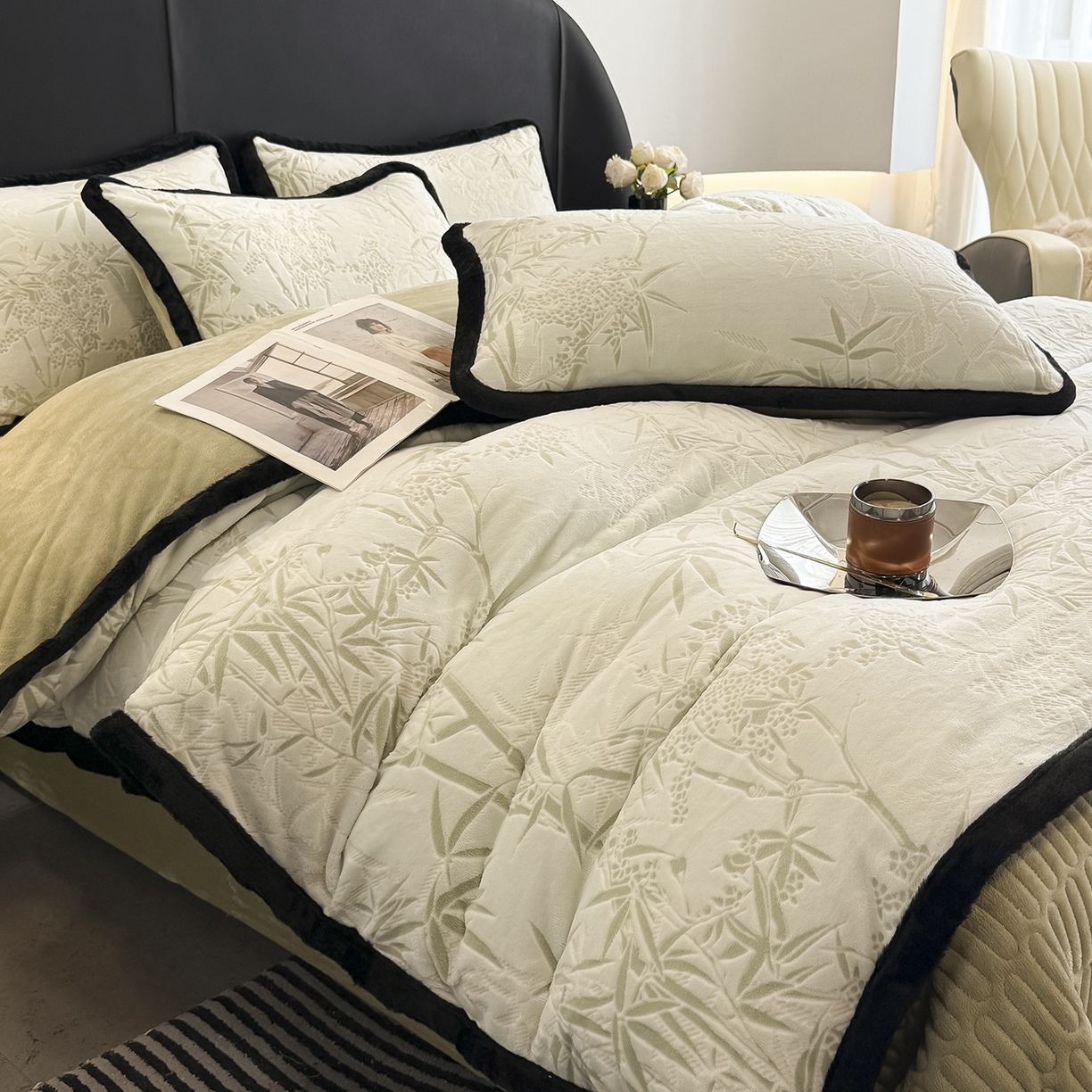 91家纺网 家纺一手货源 找家纺 懒猫家纺 2025新款宽包边雕花绒四件套 竹叶清风