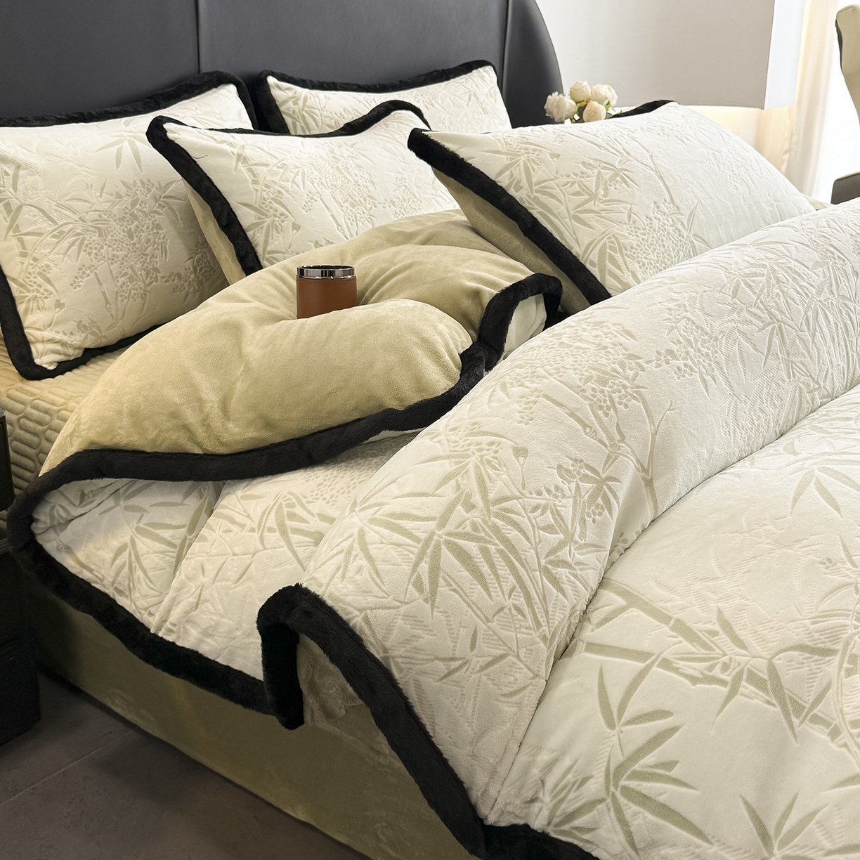 91家纺网 家纺一手货源 找家纺 懒猫家纺 2025新款宽包边雕花绒四件套 竹叶清风