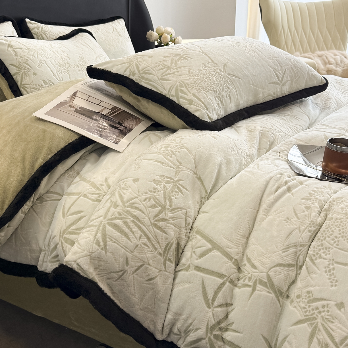 91家纺网 家纺一手货源 找家纺 懒猫家纺 2025新款宽包边雕花绒四件套 竹叶清风