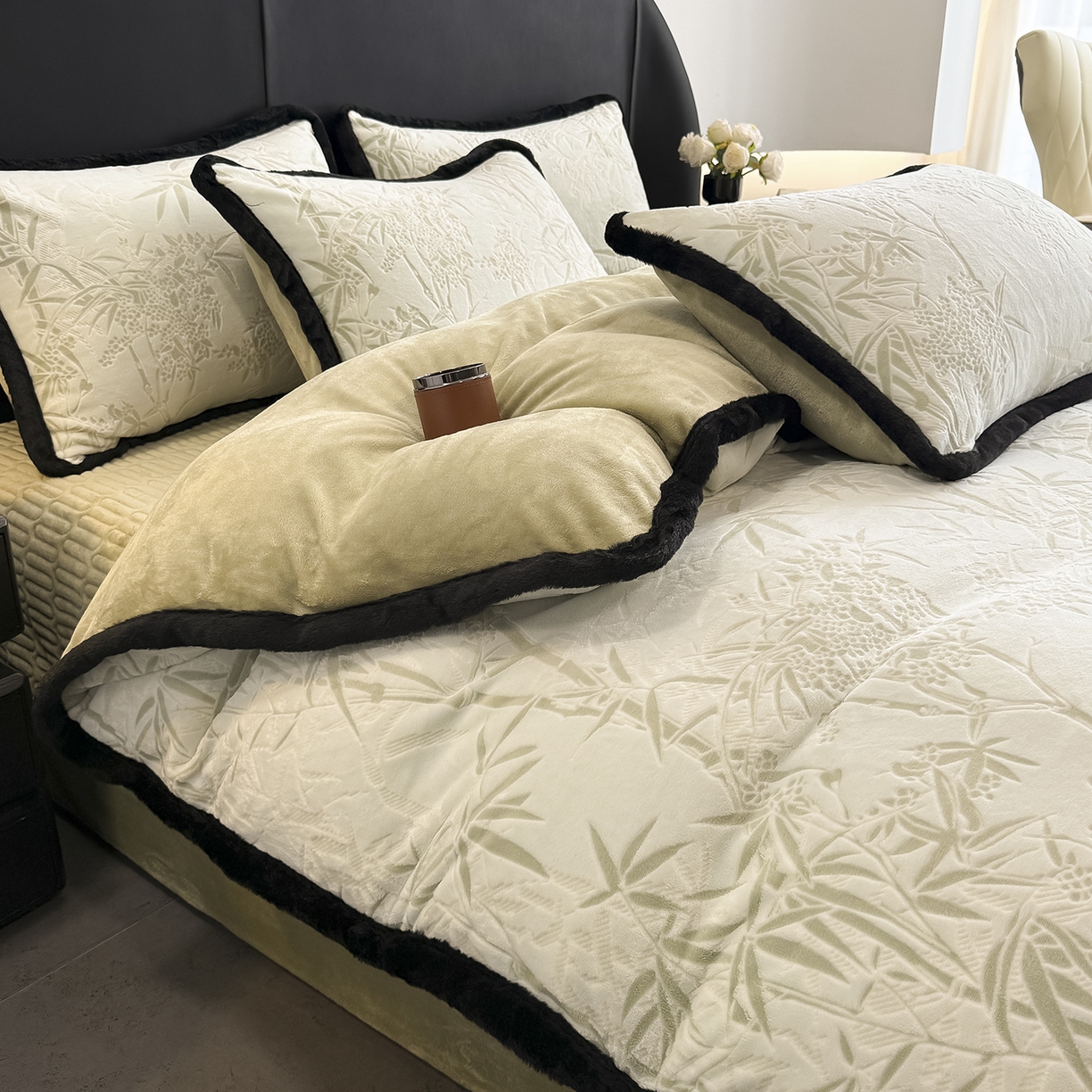 91家纺网 家纺一手货源 找家纺 懒猫家纺 2025新款宽包边雕花绒四件套 竹叶清风